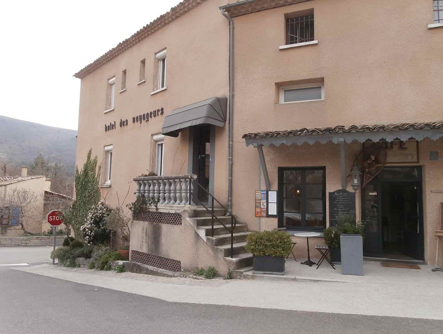 Façade Accessibilité handicapé hotel/restaurant Montbrun les Bains
