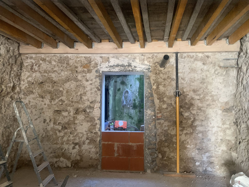 préparation mur en pierre pour doublage thermique béton de chanvre